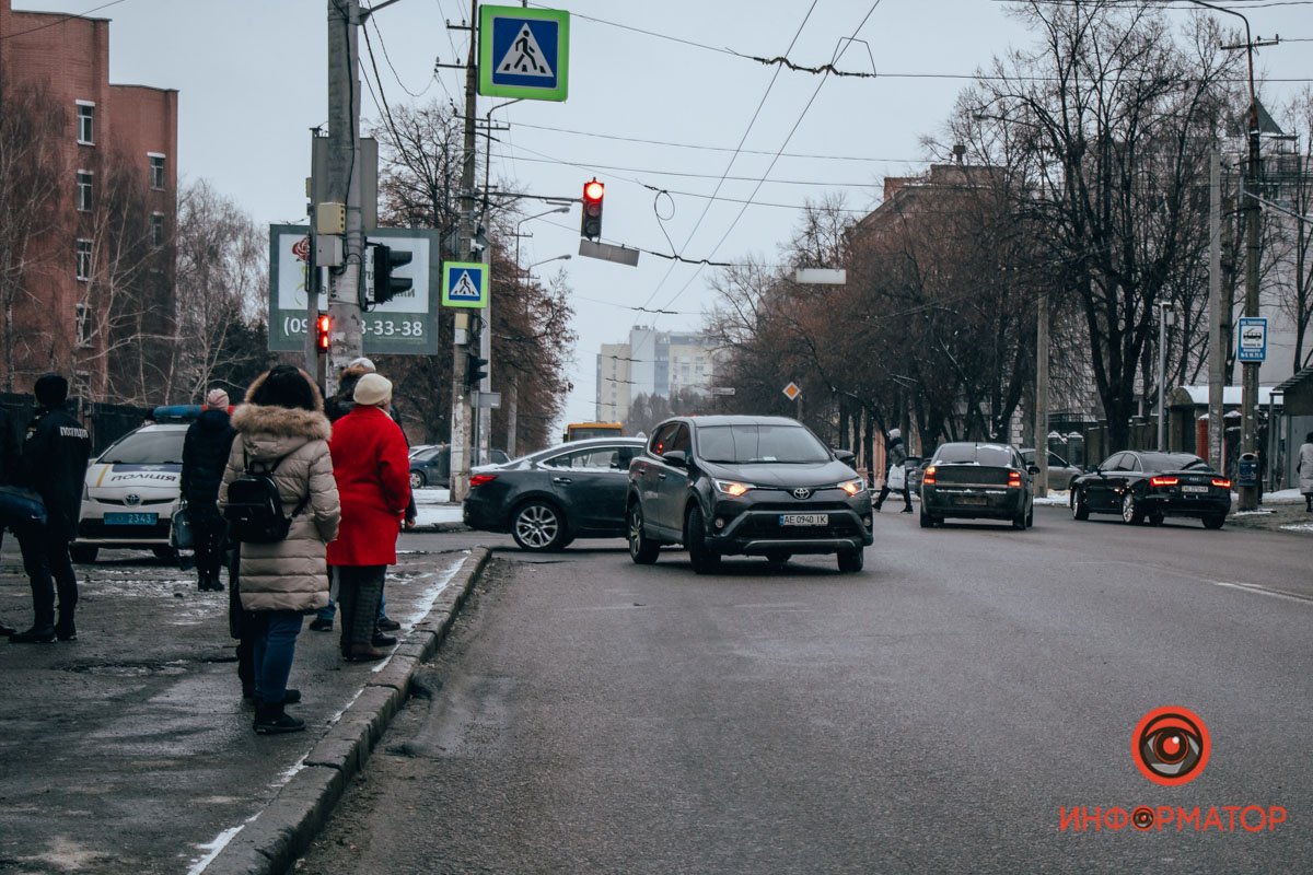 Женщина переходила дорогу на зеленый