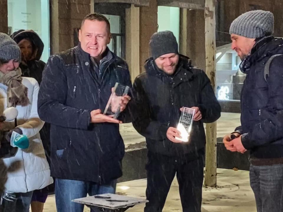 Статуэтку вручили мэру Борису Филатову