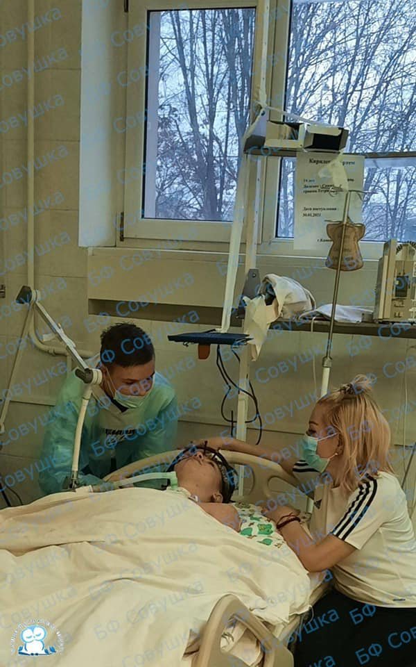 Парня готовят к операции на позвоночнике Парня готовят к операции на позвоночнике