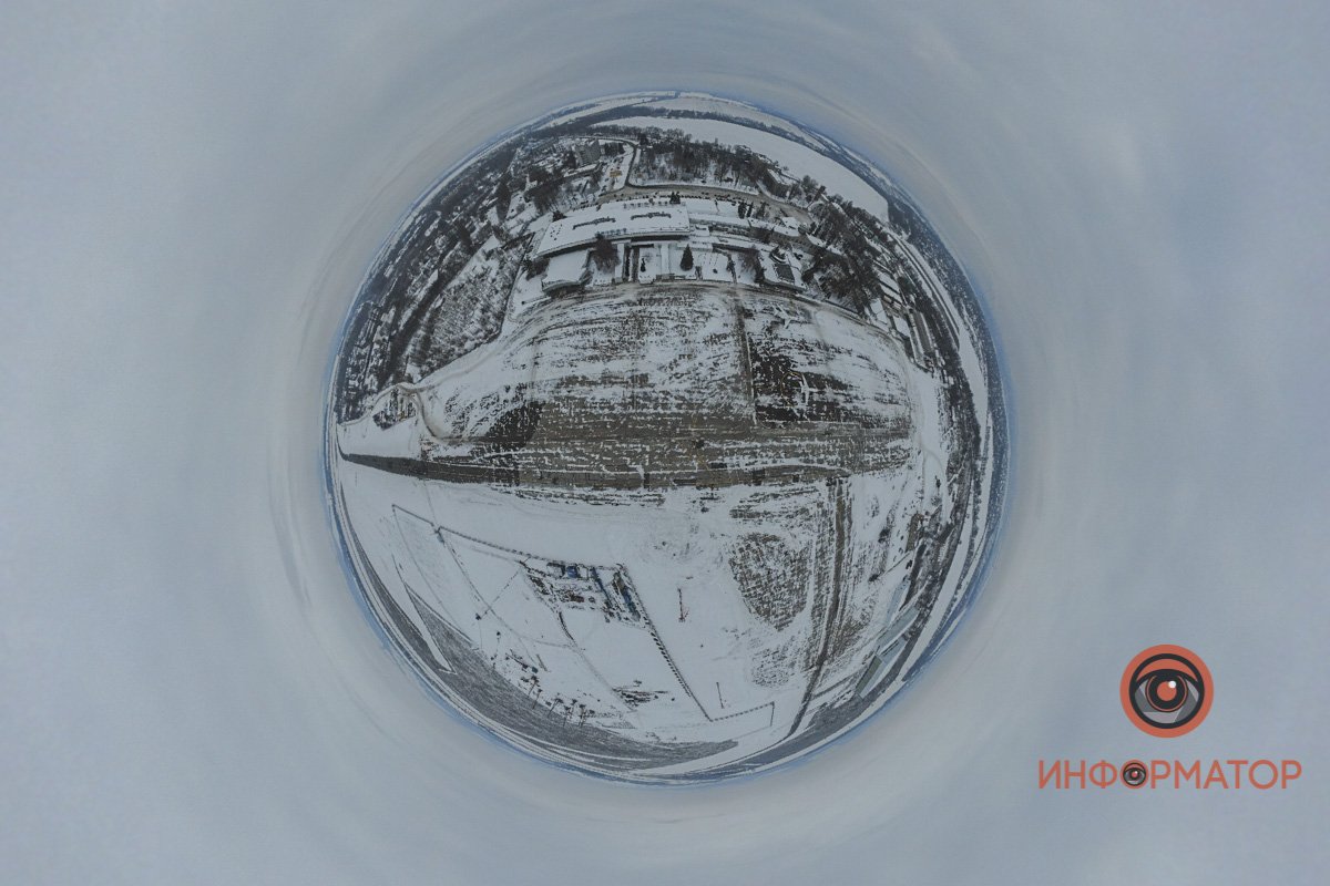 Как будто кто-то неудачно содрал скотч и осталась вот там липкая, не сдираемая часть клея Как будто кто-то неудачно содрал скотч и осталась вот там липкая, не сдираемая часть клея