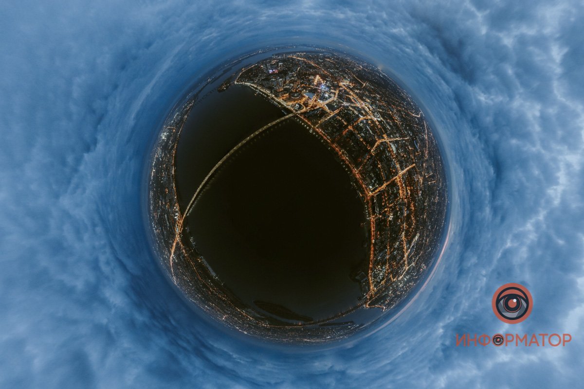 Словно глаз невероятно огромного кита Словно глаз невероятно огромного кита