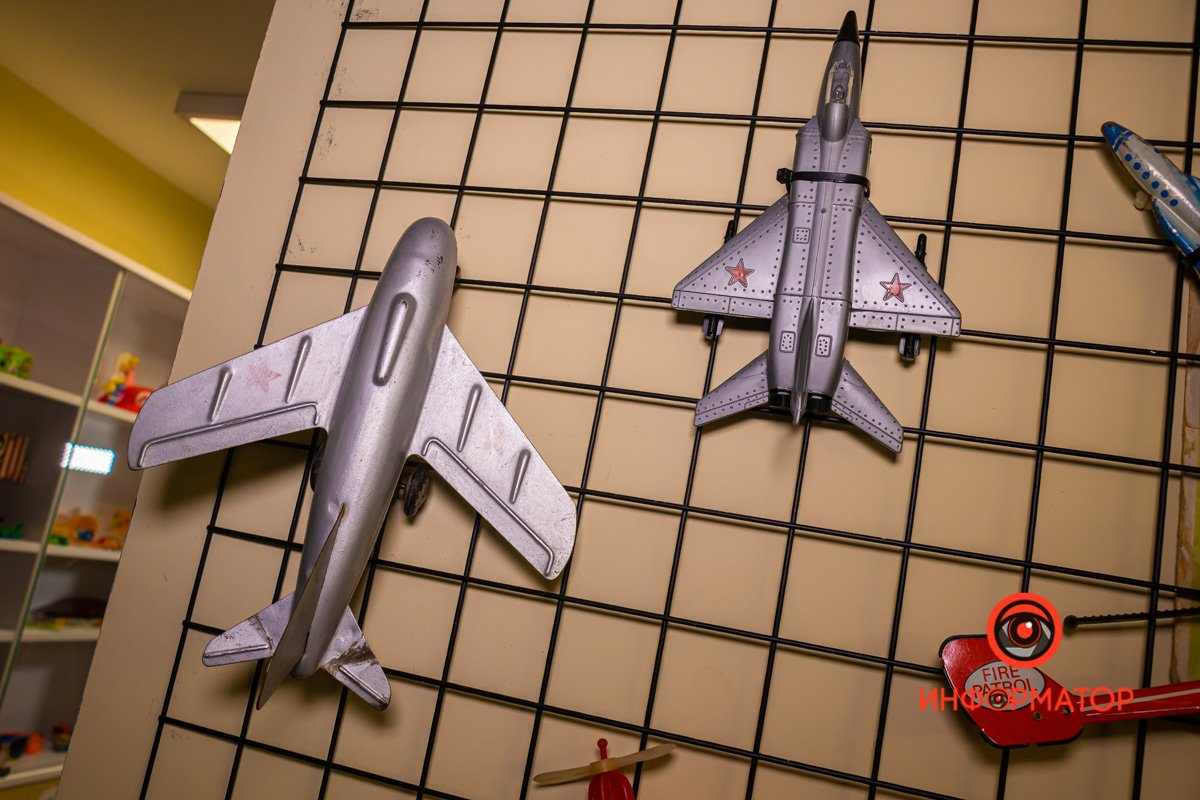 У меня был такой самолетик, как справа У меня был такой самолетик, как справа