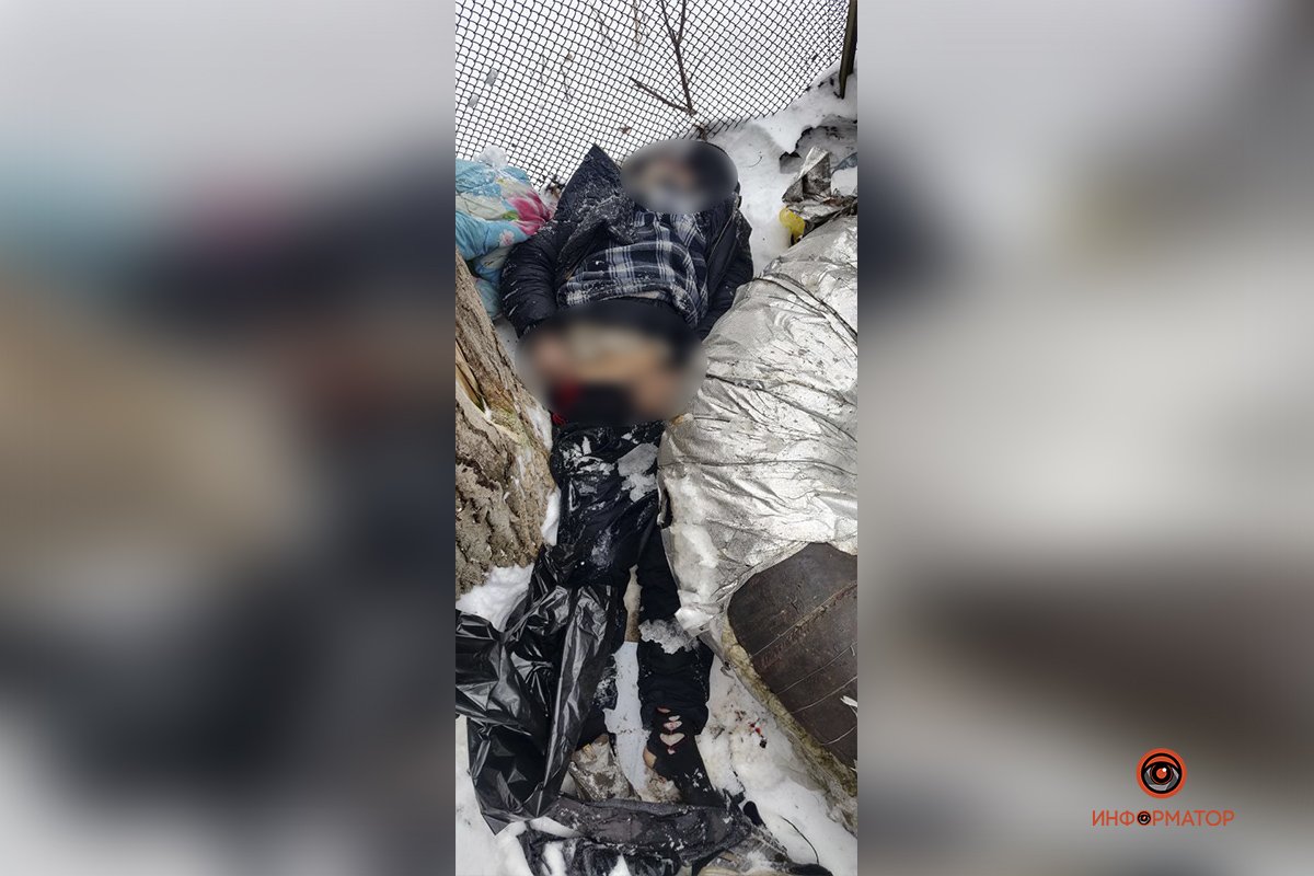 Мужчина лежал на земле возле труб теплотрассы Мужчина лежал на земле возле труб теплотрассы