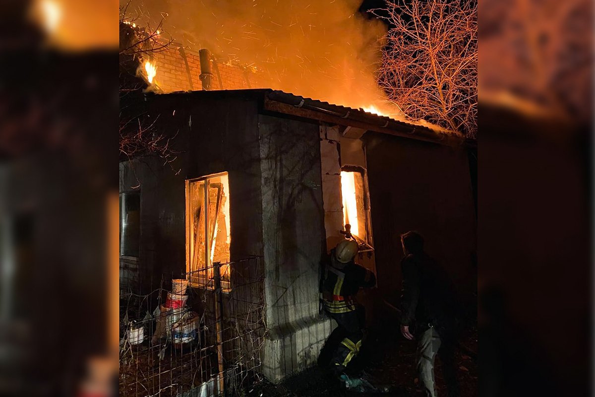 Огонь уничтожил дом в Новоселовке: семья нуждается в помощи Огонь уничтожил дом в Новоселовке: семья нуждается в помощи