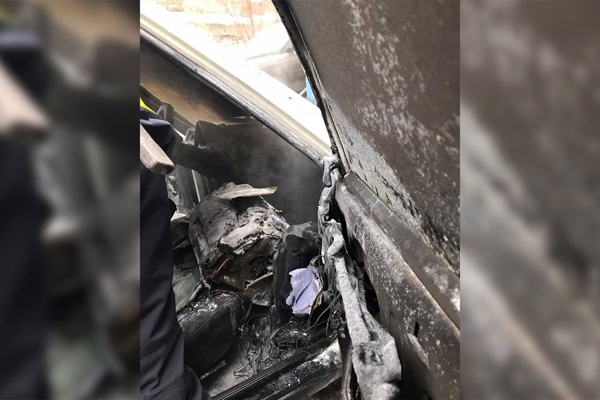 Выгорел салон автомобиля, проводка и оплавилось лобовое стекло Выгорел салон автомобиля, проводка и оплавилось лобовое стекло