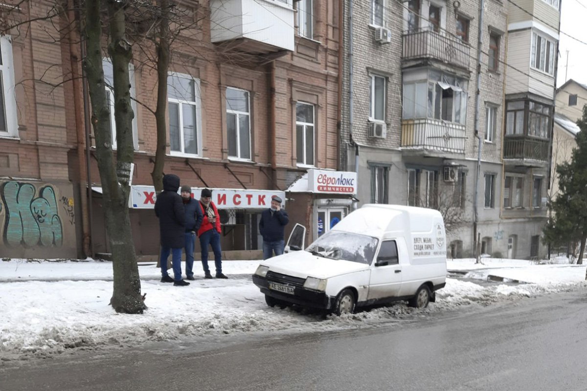 Автомобиль стоял возле хисчистки "Евролюкс" на Паторжинского Автомобиль стоял возле хисчистки "Евролюкс" на Паторжинского