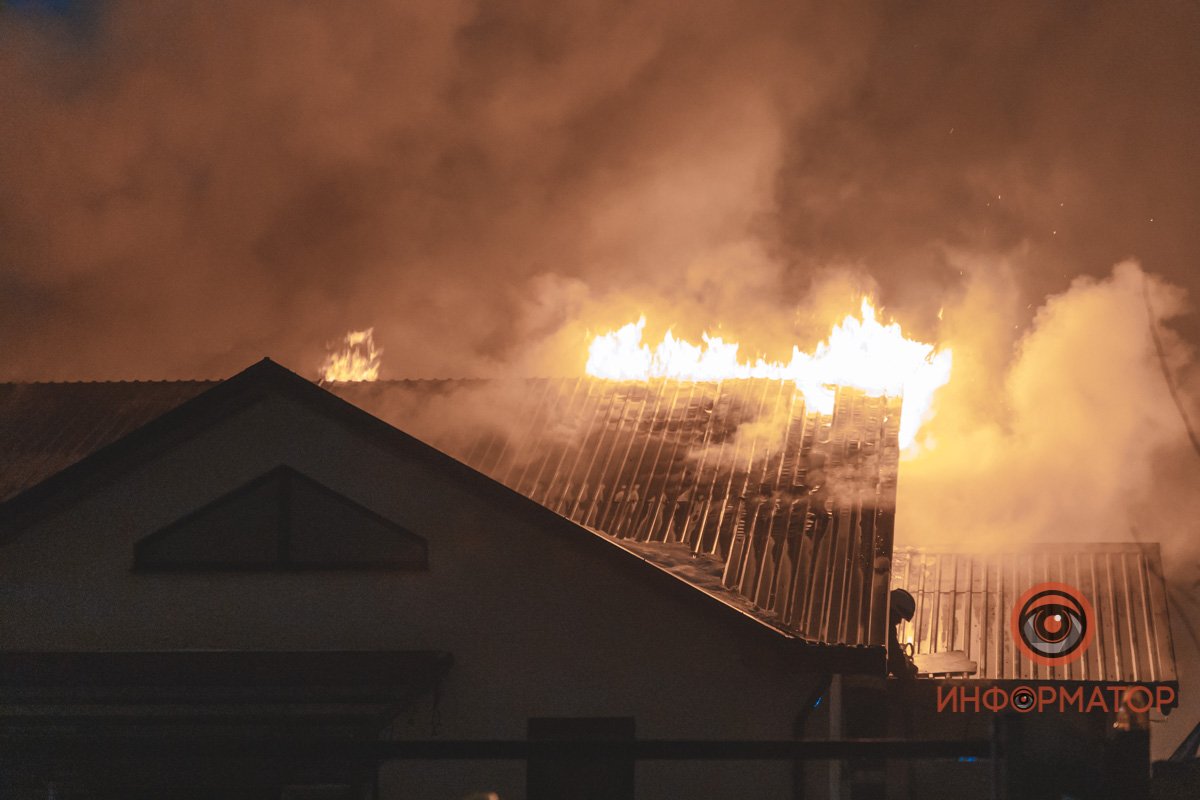 Огонь охватил дом