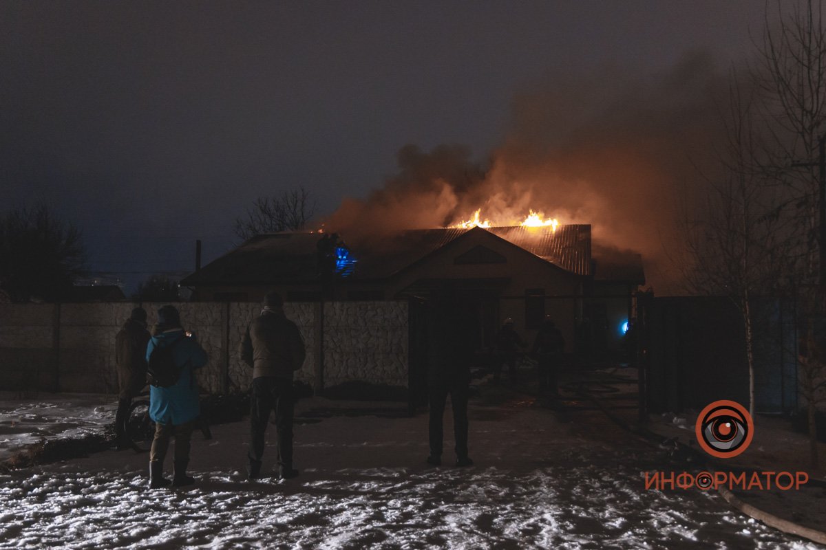 Спасатели борются с огнем уже больше двух часов