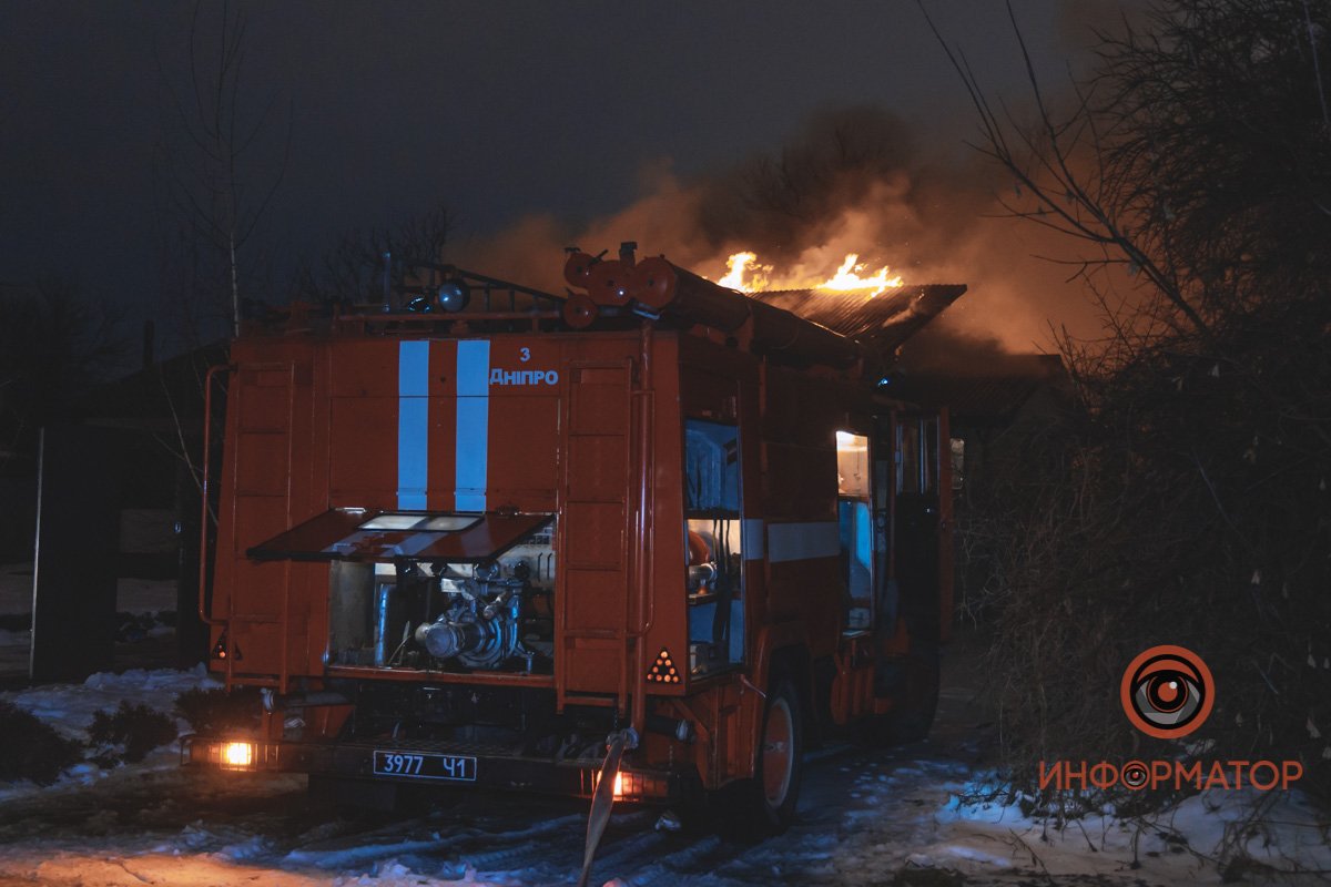 На месте работают 4 единицы техники и 16 человек личного состава