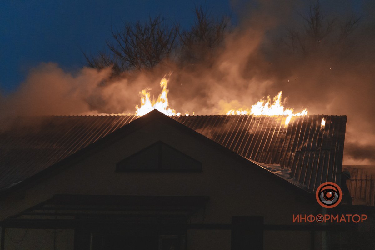 Спасателям пока не удается взять огонь под контроль