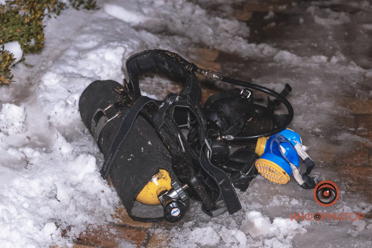 Бойцы работают в аппаратах защиты органов дыхания