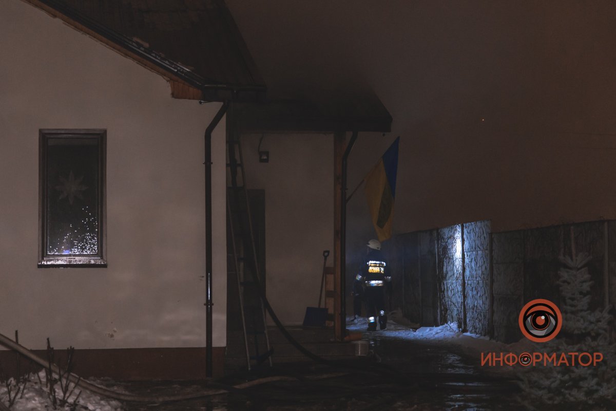 Предварительно, возгорание возникло под потолком