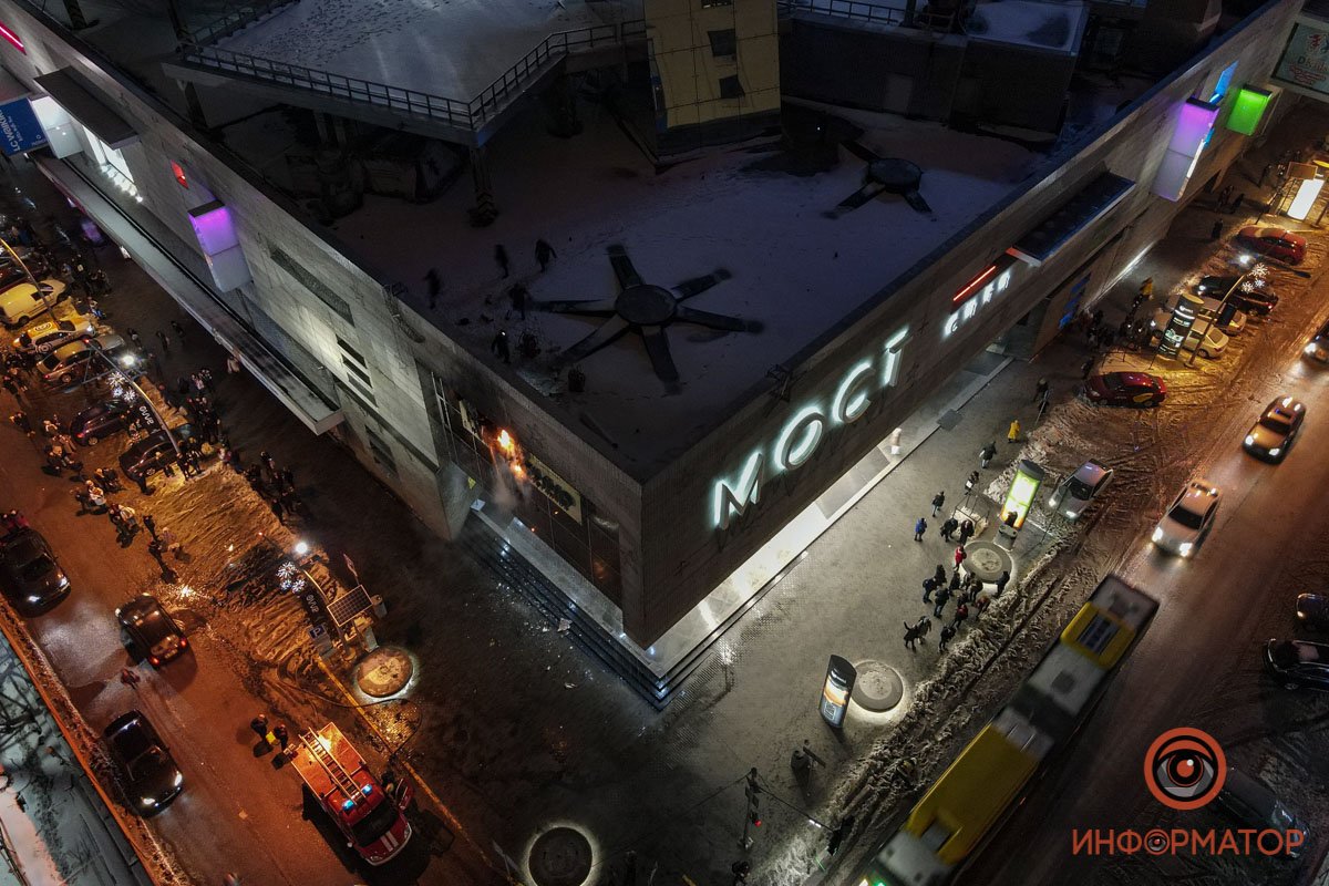 В 19:57 пожар полностью потушили