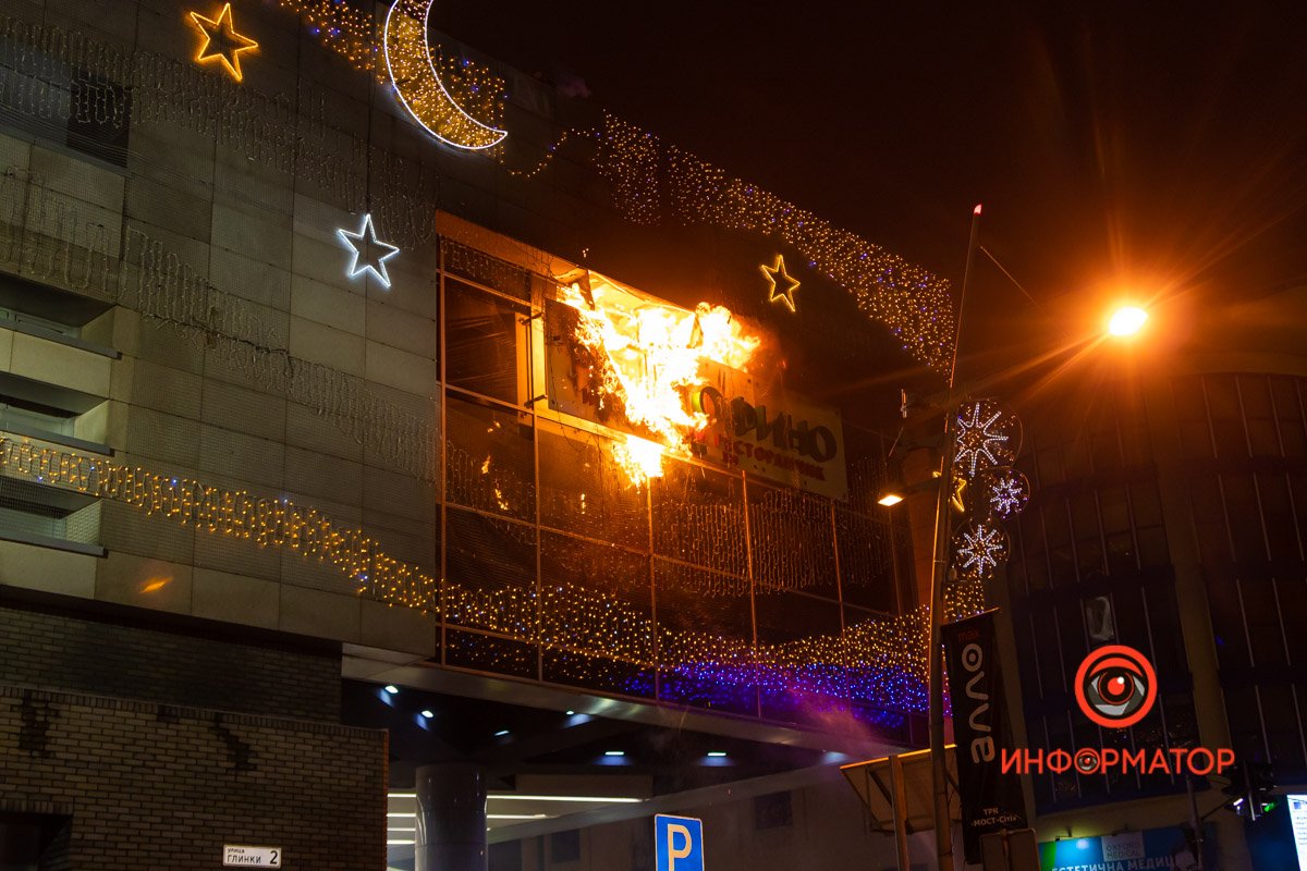 Пламя перекинулось на гирлянду, окна и фасад торгового центра