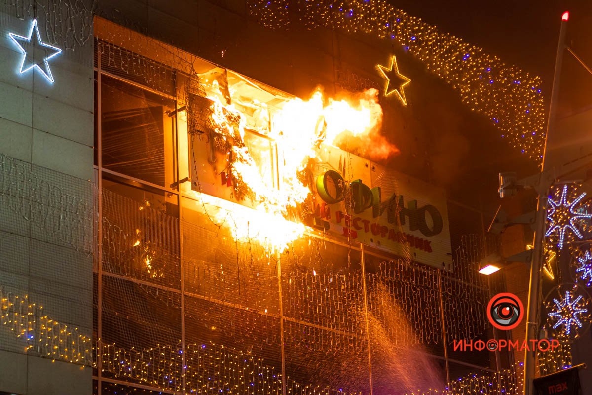 С высоты второго этажа на тротуар сыпались стекла и сгоревшие остатки вывески