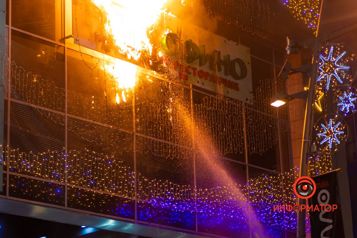 Спасатели сбивали пламя, стоя внизу