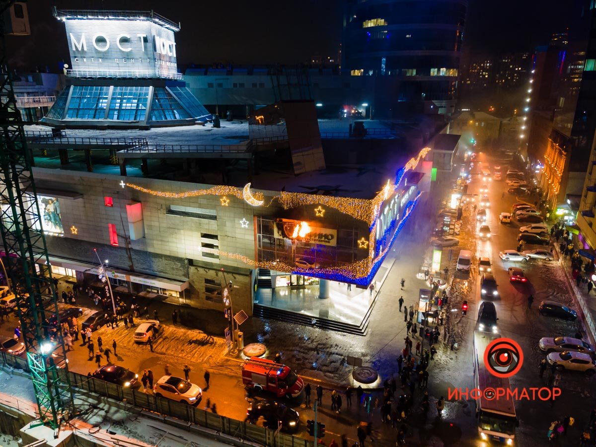 Толпу зевак ничто не пугало: ни летящие стекла, ни падающие фрагменты вывески, ни разгорающийся огонь