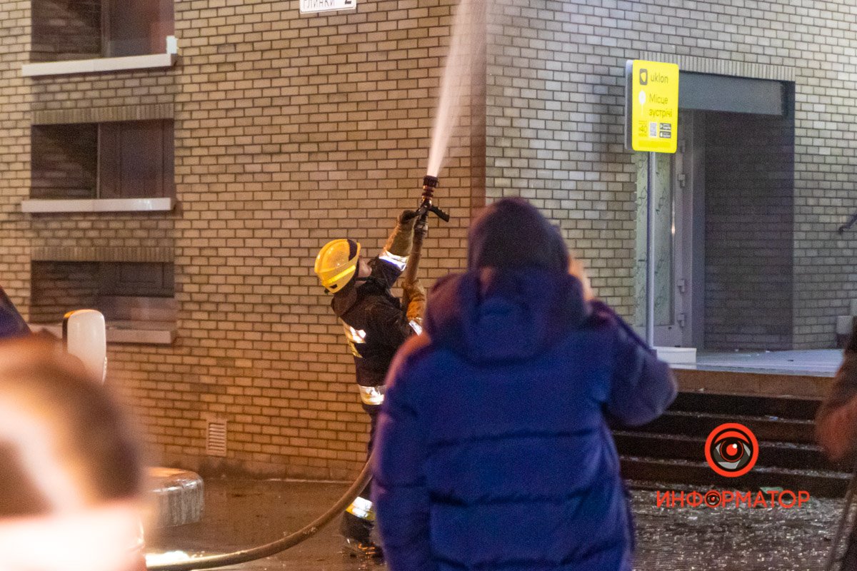 В 19:57 пожар полностью потушили