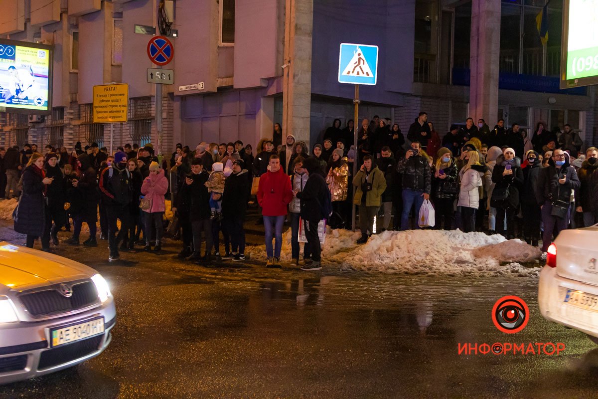 Возле ТЦ собралось много людей