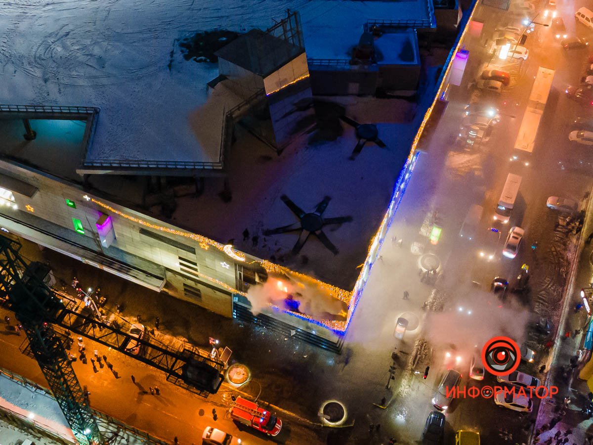 Охранники пытались пытались потушить пожар с крыши ТЦ