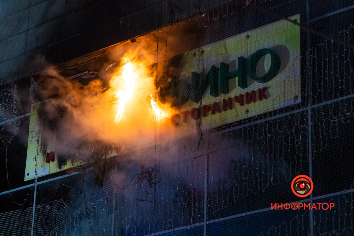 Охранник пытался залить вывеску водой, протянув пожарный рукав к окну