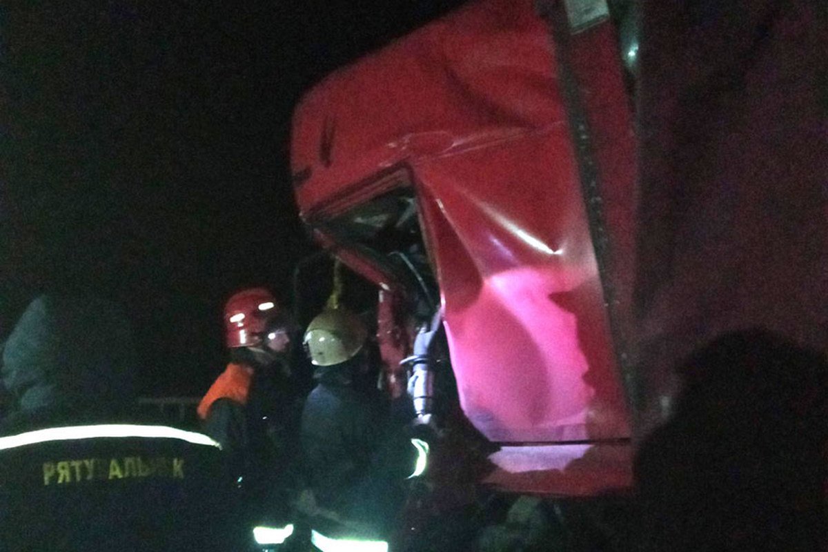 Столкнулись 2 фуры, оба водителя погибли Столкнулись 2 фуры, оба водителя погибли