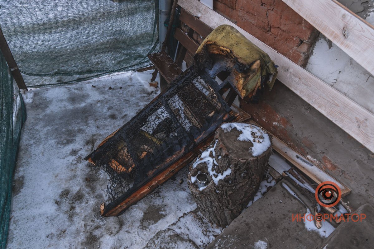 Провод лежал на кровати, из-за чего она загорелась