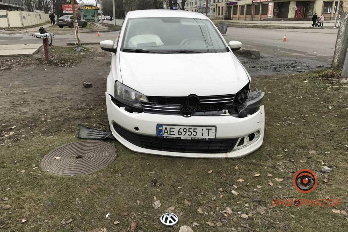 Белый Volkswagen Polo вылетел на обочину, где стояла девушка с ребенком Белый Volkswagen Polo вылетел на обочину, где стояла девушка с ребенком