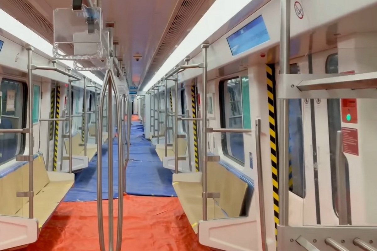 Проходные алюминиевые вагоны с видеокамерами, информационными табло и местами для багажа