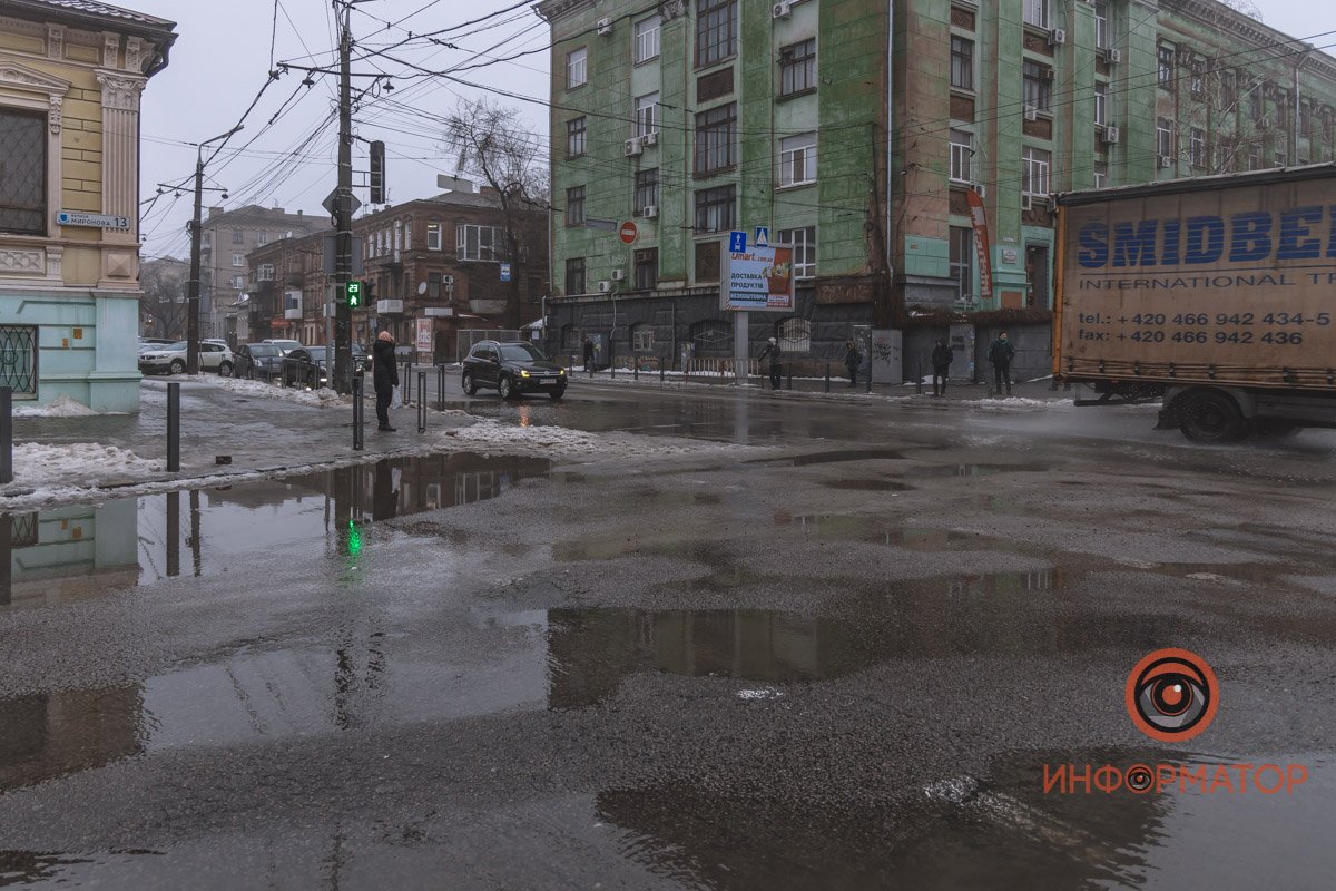В центре Днепра под лужей "спряталась" яма 1
