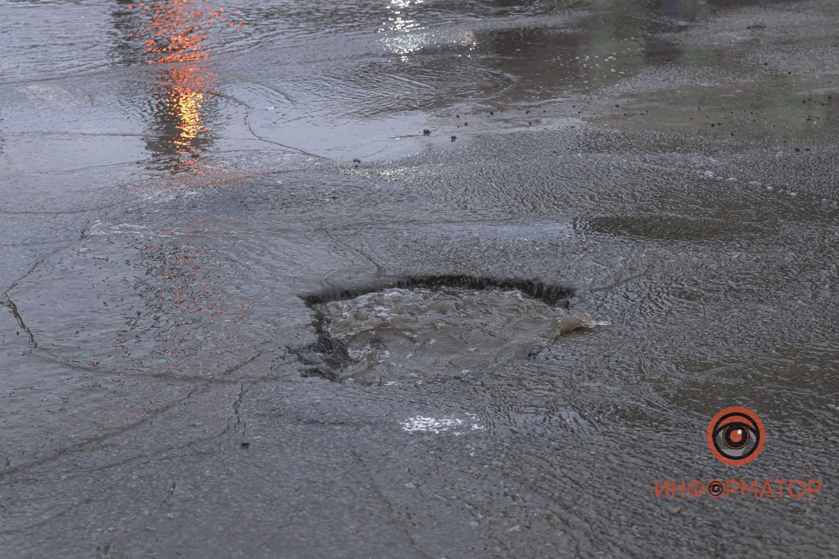 В центре Днепра под лужей "спряталась" яма 2