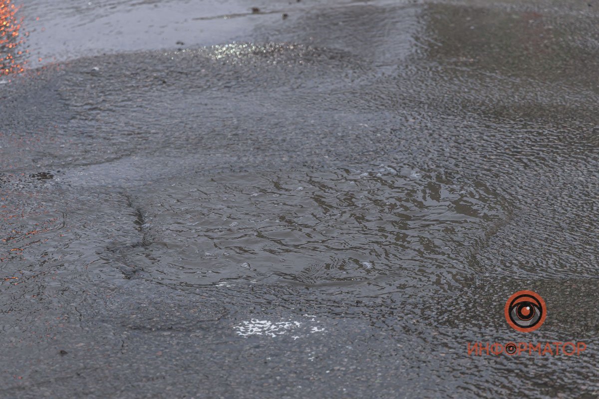 В центре Днепра под лужей "спряталась" яма 3