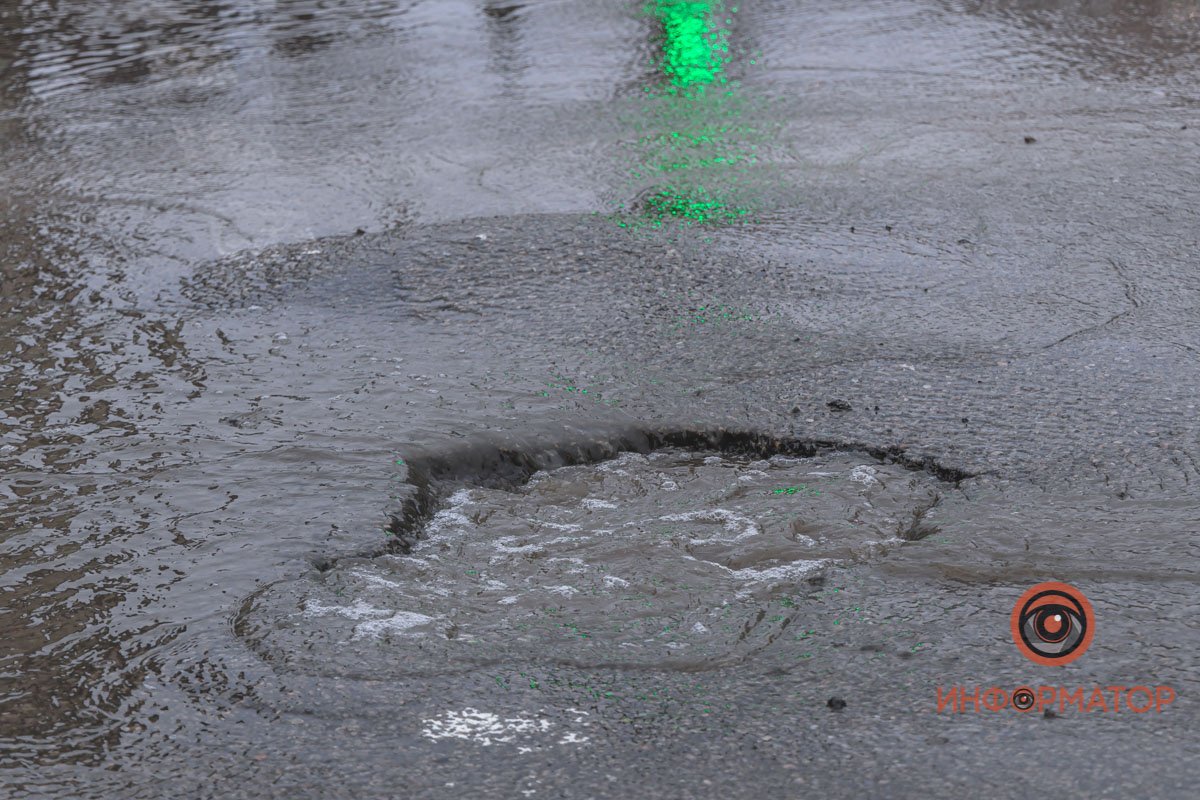 В центре Днепра под лужей "спряталась" яма 5