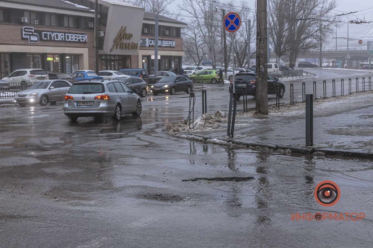 В центре Днепра под лужей "спряталась" яма 6