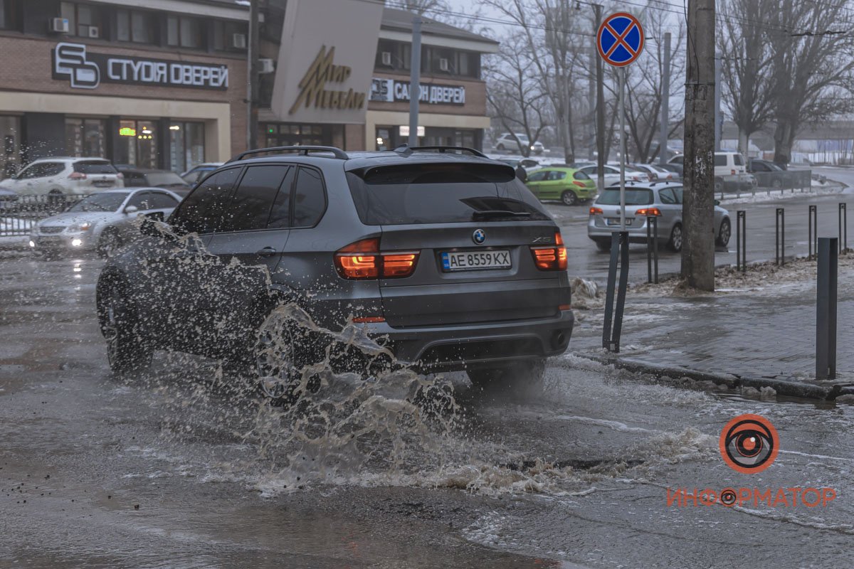 В центре Днепра под лужей "спряталась" яма 7