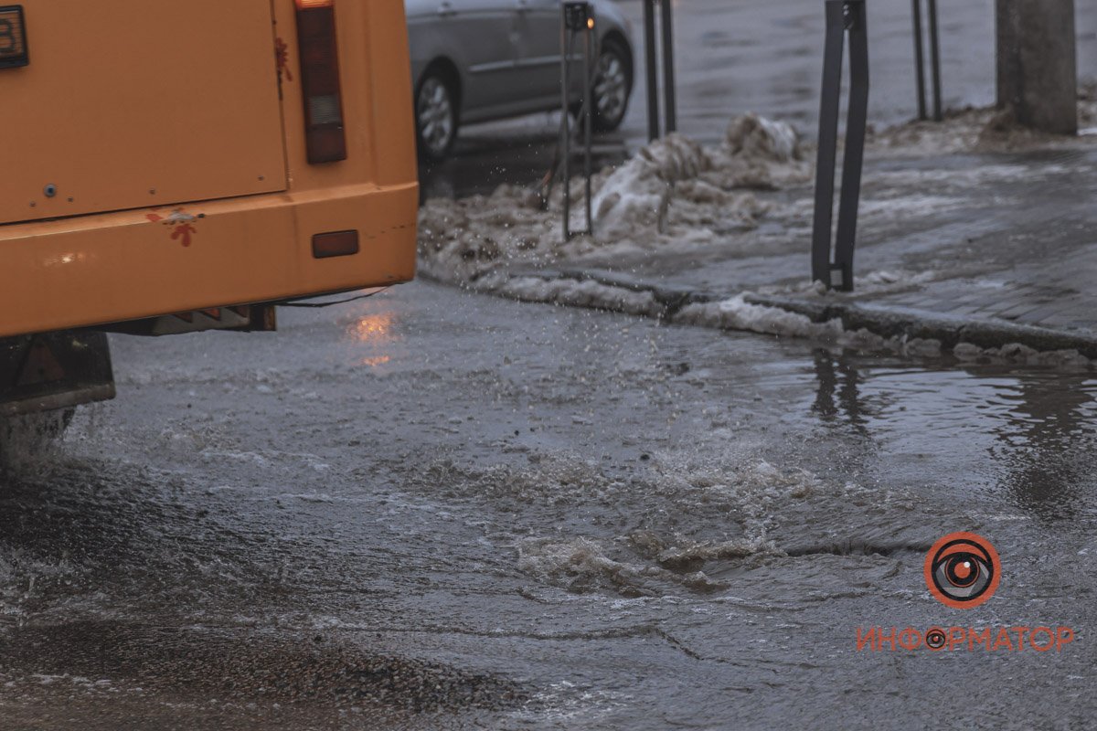 В центре Днепра под лужей "спряталась" яма 8