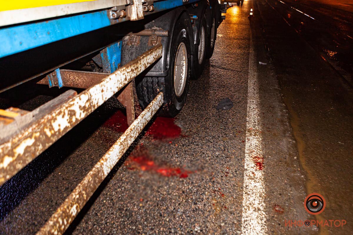 По предварительной информации, передние колеса прицепа женщине переехало ноги