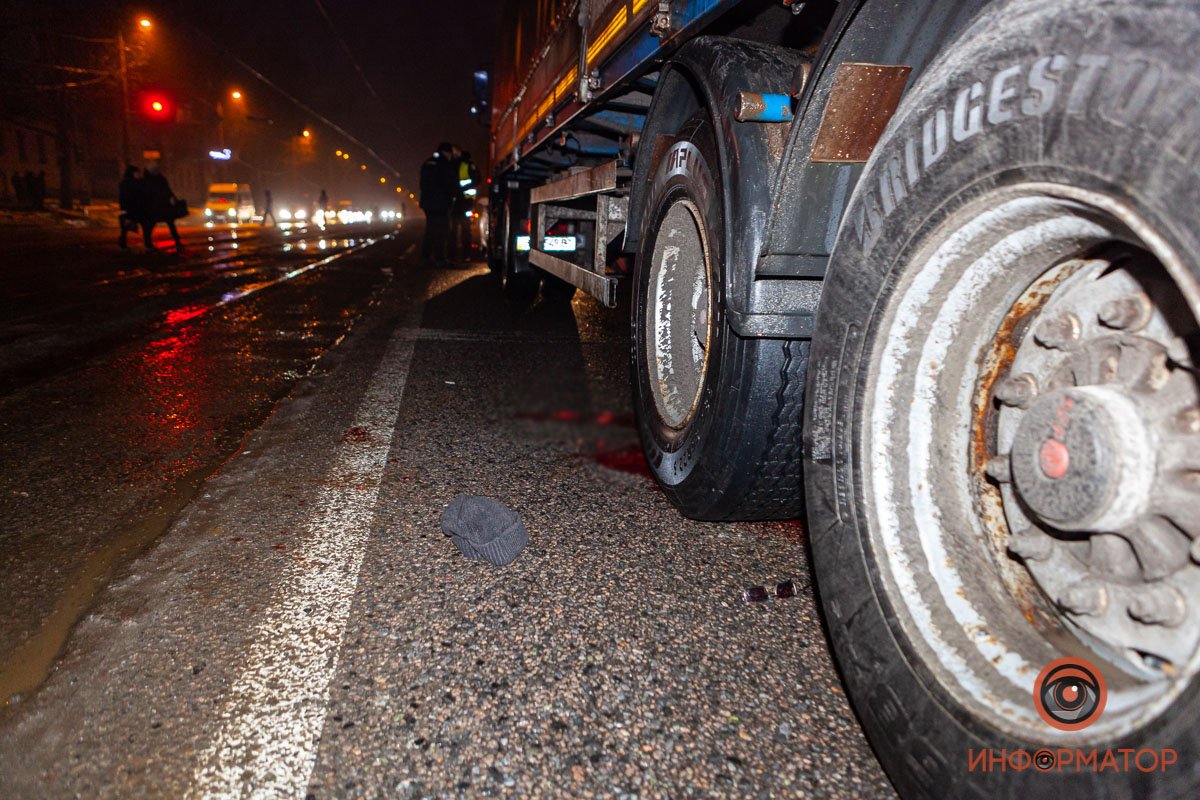 Бригада скорой помощи доставила пострадавшую в больницу имени Мечникова