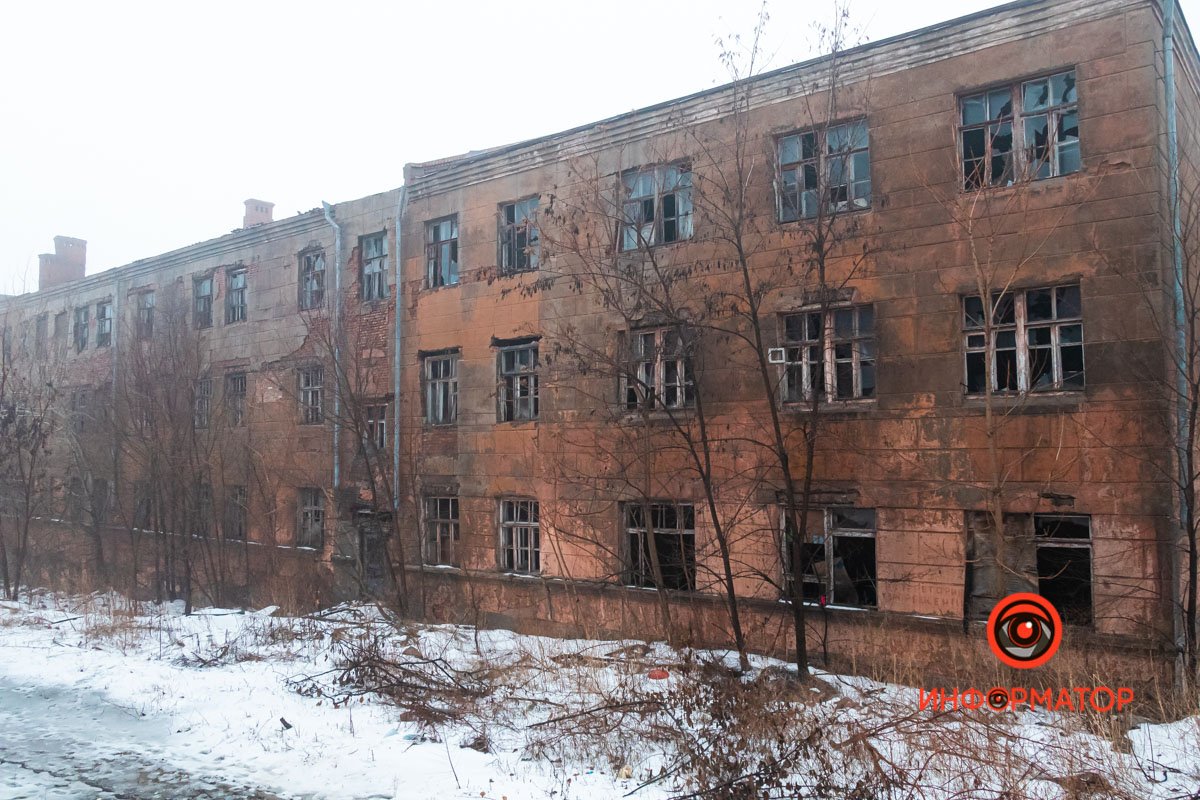 Молча наблюдает за тобой, пока ты тихонько идешь домой