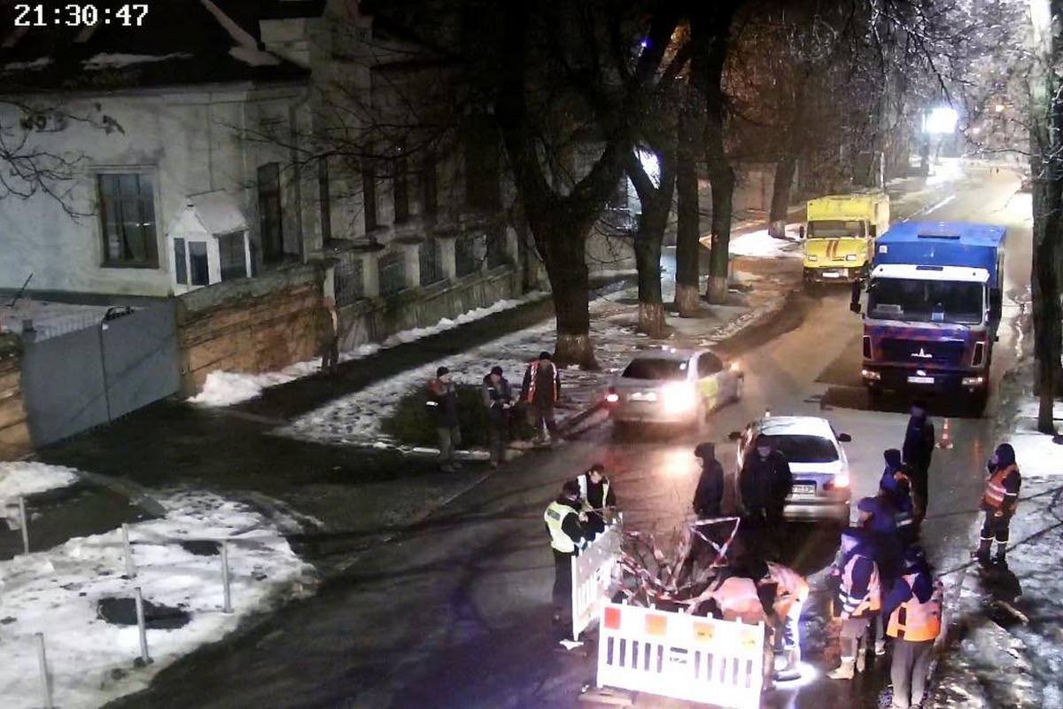 В Днепре на Крутогорном спуске Daewoo попал в яму: видео момента 1