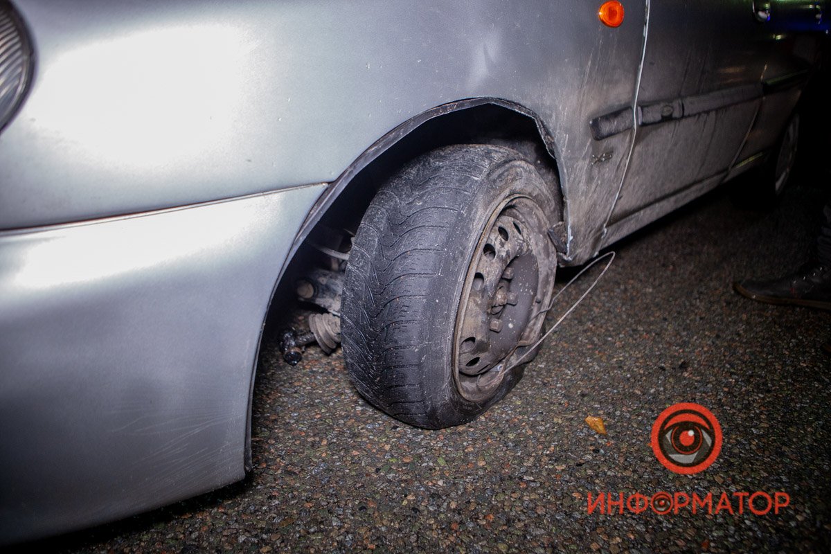 Вместе с колесом здорово повредилось левое крыло автомобиля