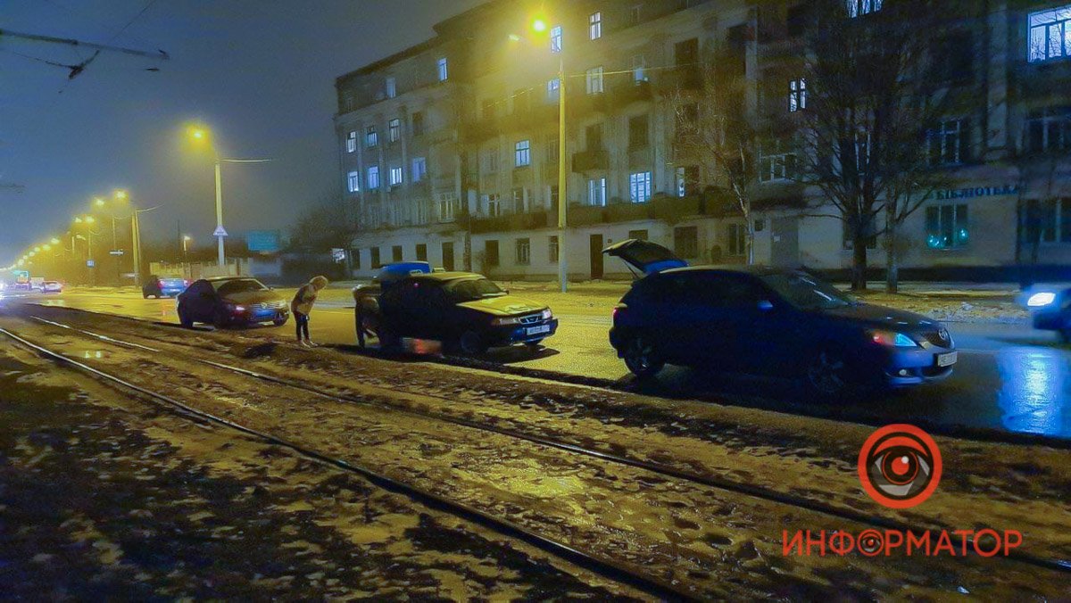 Сначала в лужу угодили три автомобиля