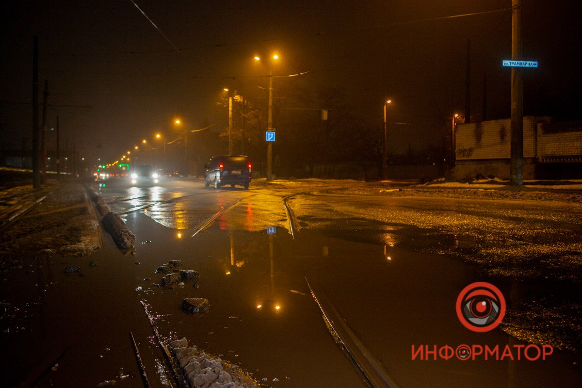 Куски асфальта и камни говорят о разбитой дороге