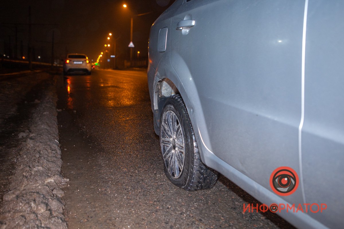 Chevrolet угодил в яму: повреждено колесо