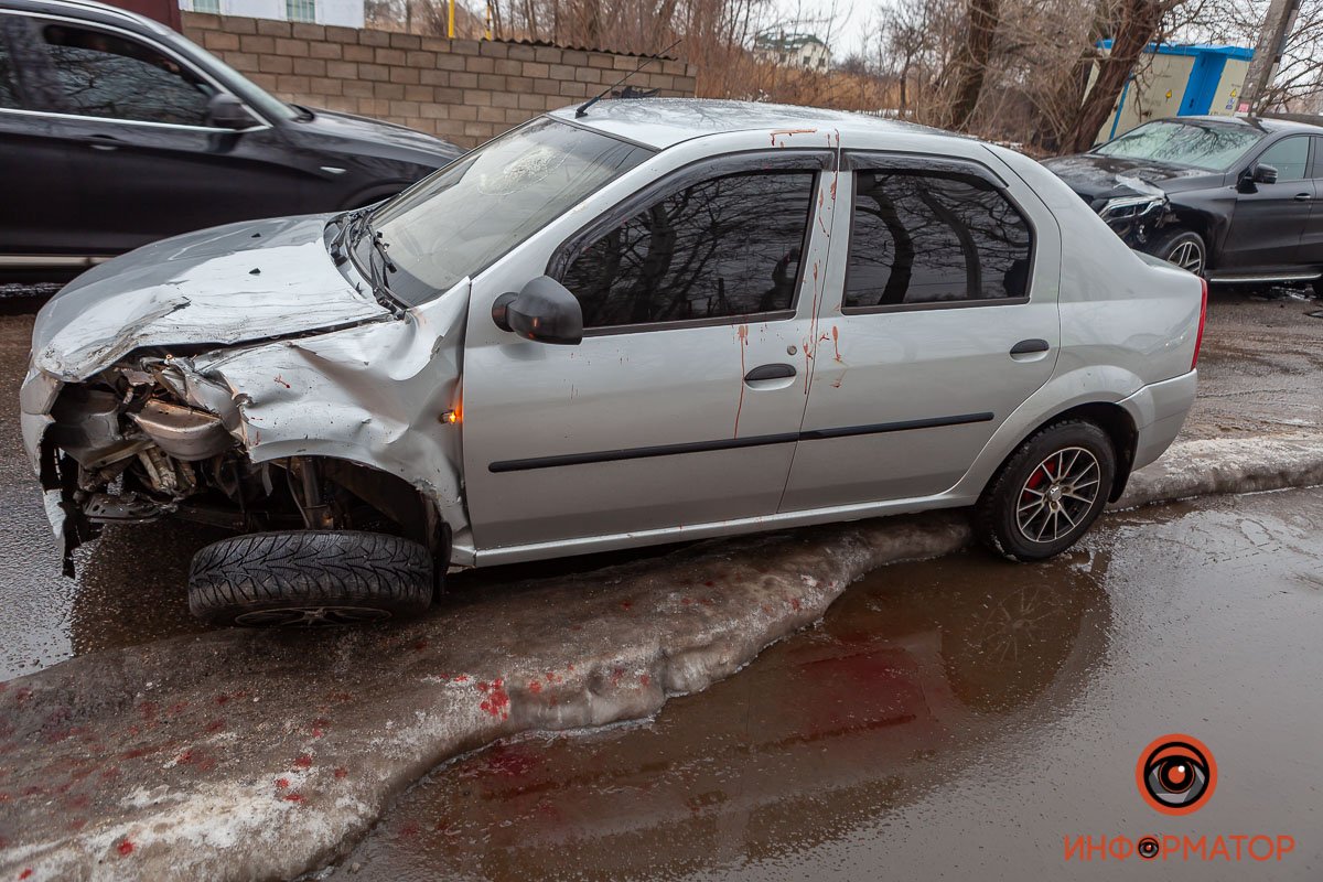 Следы крови в луже, на земле и на машине