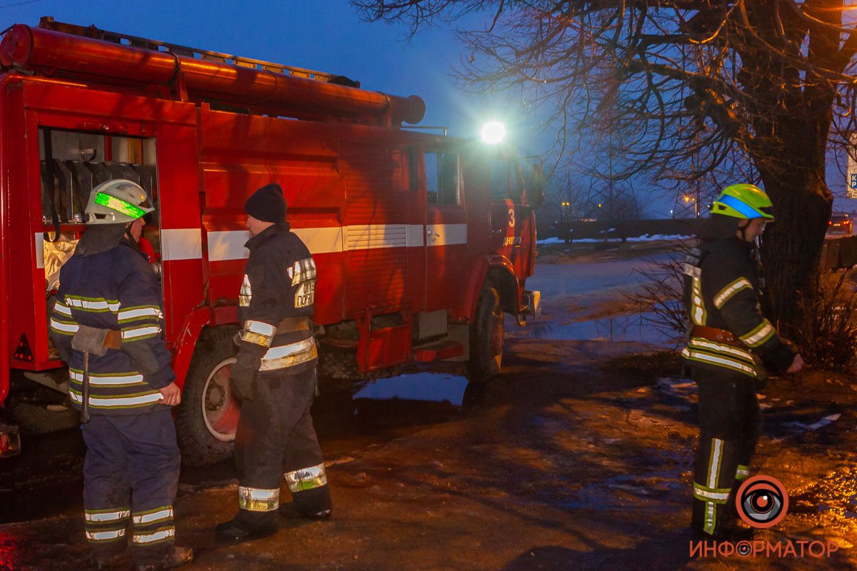 На место оперативно направились сотрудники 3-ей пожарно-спасательной части На место оперативно направились сотрудники 3-ей пожарно-спасательной части