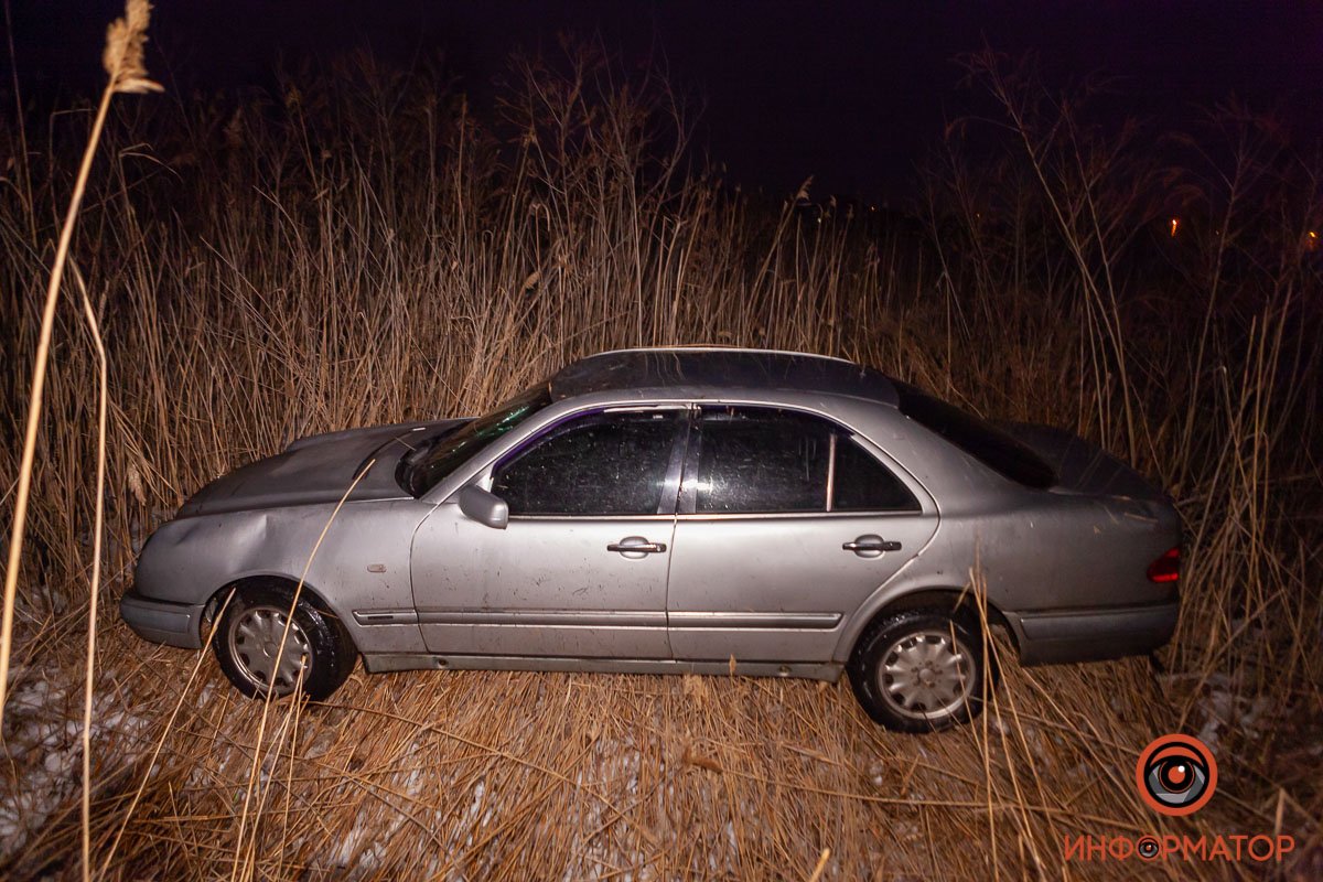 Машина слетела в кювет и перевернулась