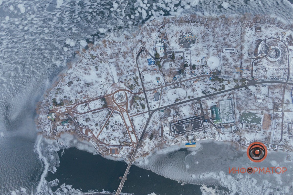 И гляжу, и скольжу