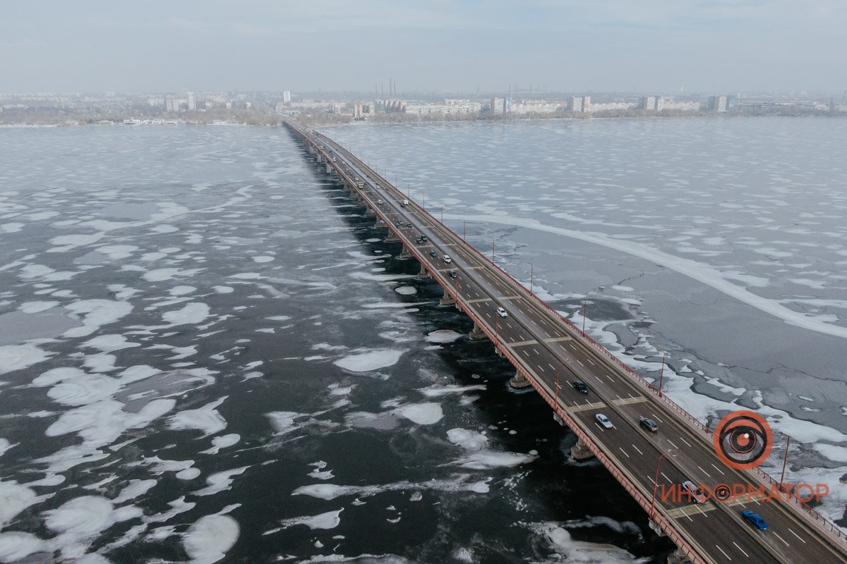 Цепенея, белеют цветы.