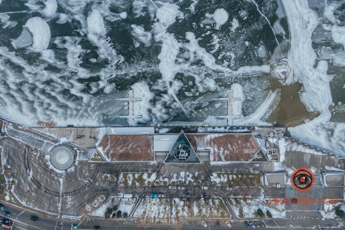 Но на воздух он выйти не мог.